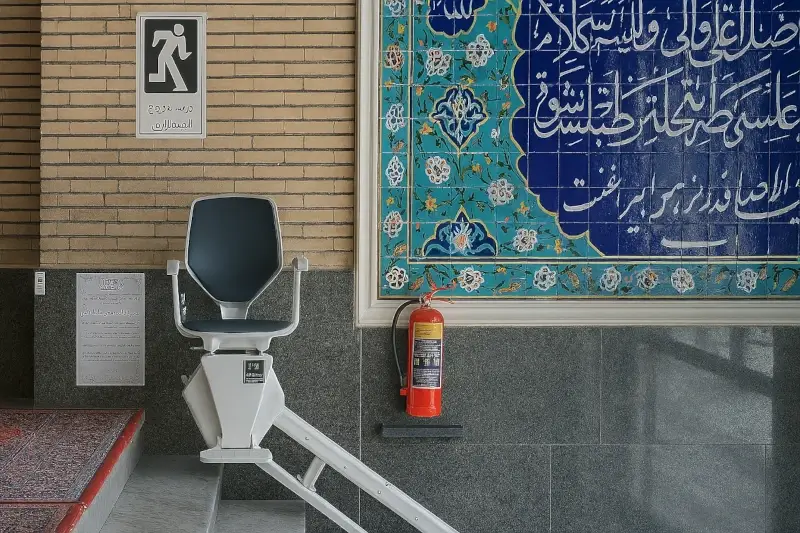 نصب پله‌پیمای مستقیم در مسجد با فضای سنتی و کاشی‌کاری مذهبی - مناسب استفاده سالمندان در اماکن عمومی